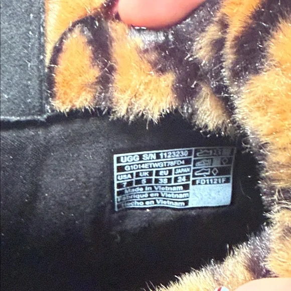 UGG Czeriesa Black Leather with Leopard Shearling Cuff & Zip Front Boots - Picture 6 of 6